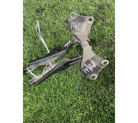 Кронштейн капота