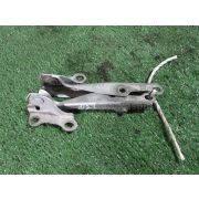 Кронштейн капота Toyota IST NCP61 1NZFE