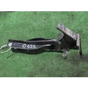 Кронштейн капота Nissan TIIDA C11 HR15DE